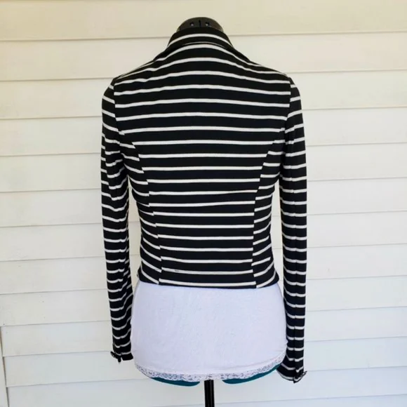 B&W Stripped Cropped Blazer - Picture 2 of 9